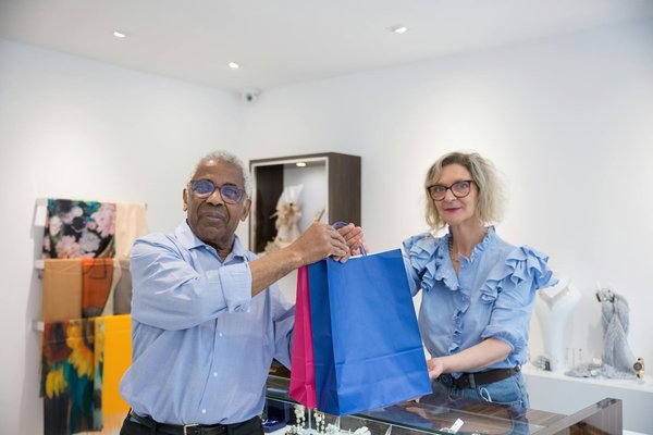 Wie beeinflussen nachhaltige Materialien das Wohlbefinden von Frauen in der Mode?